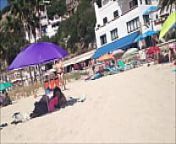 Voyeur filme une femme topless avec des &eacute;normes loches sur la plage from topless woman