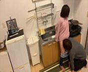 旦那が出張中に浮気相手を家に呼んでキッチンでSEXして浮気をする妻。 from 3gp japanese wife cheating sex clip