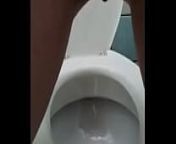 Писает стоя в туалете from peing