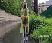 Teen in yellow raincoat flashes pussy outdoors in the rain from tumblr野外露出
