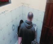 olha o que aconteceu no meu bar, mulher foi ao banheiro e o cara seguiu! from dubai woman peeing in bathroom