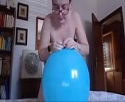 Palloncino blu cosa c'&egrave; di meglio che giocare in una maniera davvero fetish? from orgasm pussy blo