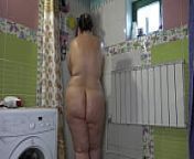 A boyfriend has set up a hidden camera in the shower room at home and is peeping at a fat girlfriend with a big ass. Amateur fetish. from lather thighs