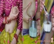 Sexy bhabhi makes yummy coffee from her fresh breast milk for devar by squeezing out her milk in cup from breastfeeding