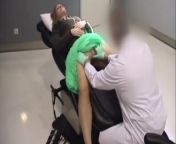 El ginecólogo se calza a su paciente mientras su novio espera fuera from mojza doctor ep34