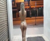 Mi chica se desnuda completamente en la calle casi la pillan from kkhani magir boro gud