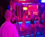 Trailer Reverse Gang Bang - 6 filles pour 1 mec chanceux from panjabi guy and strip club party girl
