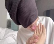 swag daisybaby Foot fetish Foot sex Cum on feet足交舔腳射精在腳上 from iranian bare feet sex