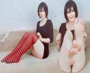 Sweet vampire Mavis Dracula teases you with her oiled feet and asks you to cum on her feet from vittoria dolce is blowing you under the table during christmas dinner in vr