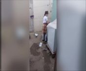 Encuentro a mi hijastra colegiala sola en casa lavando sus calzones, padrastro pervertido , from thai teen student squirting